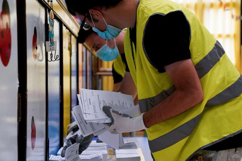 Trabalhadores de máscara arrumam cédulas de votação para eleição regional no País Basco
10/07/2020
REUTERS/Vincent West