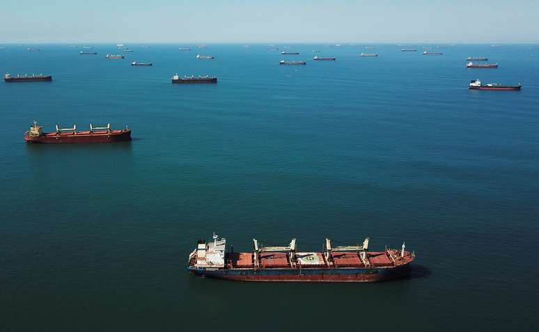 Navios formam fila à espera de carregamento no porto de Santos (SP) 
01/06/2020
REUTERS/Amanda Perobelli