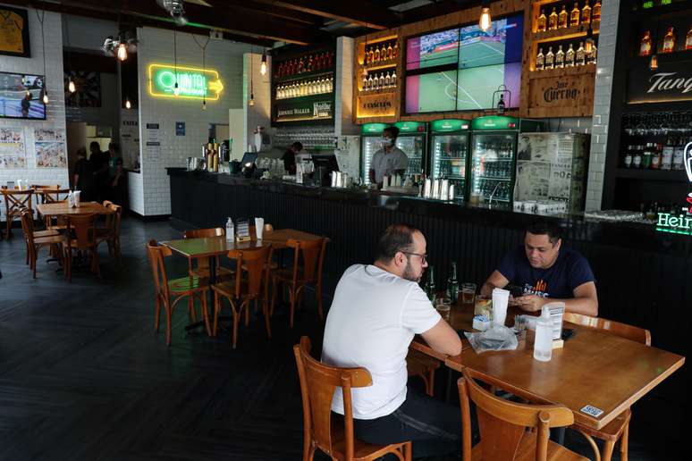Consumidores em um restaurante na cidade de São Paulo. 06/07/2020. REUTERS/Amanda Perobelli. 

