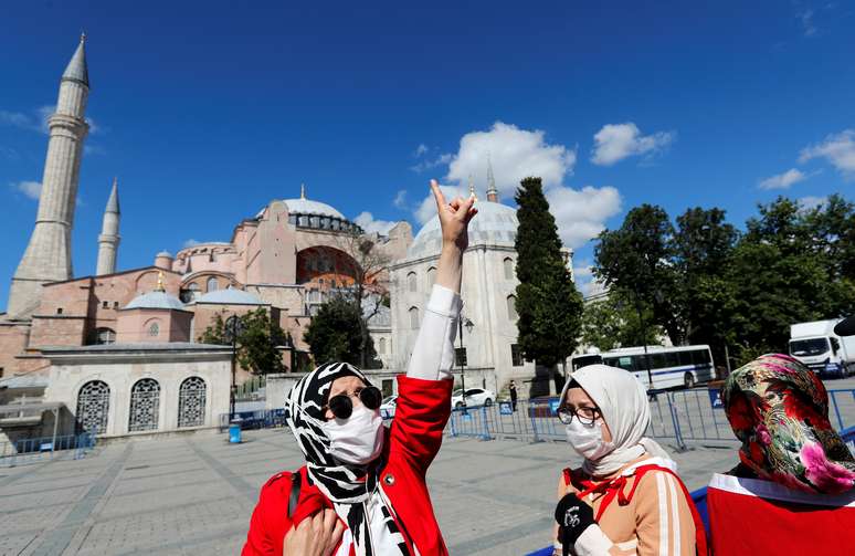 Mulheres em frente à Hagia Sophia, em Istambul
10/07/2020
REUTERS/Murad Sezer