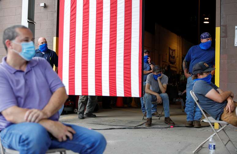 Trabalhadores separados por regras de isolamento social devido à pandemia da Covid-19 acompanham discurso de candidato à presidência dos EUA. 9/7/2020. REUTERS/Tom Brenner