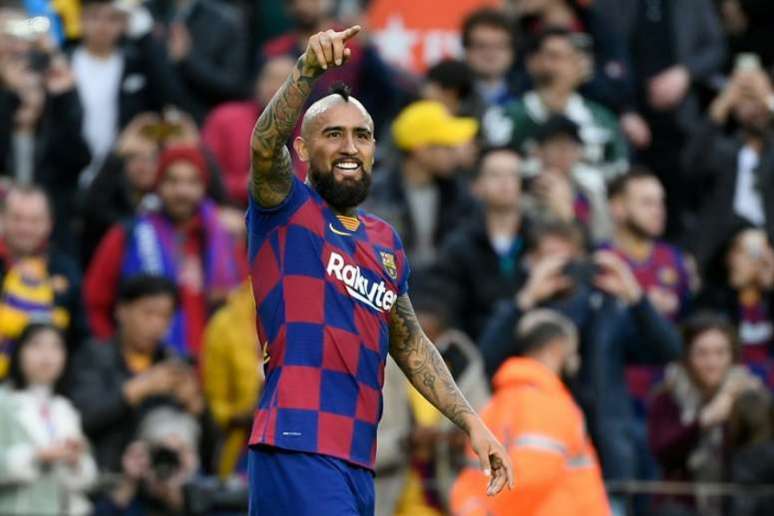 Futuro do meio-campista Arturo Vidal, do Barcelona, segue indefinido, e seu destino pode ser os Estados Unidos  (Foto: AFP)