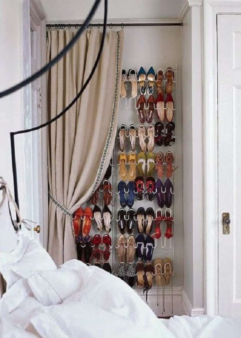 2. Aproveite o recuo da parede para instalar sua sapateira. Fonte: Pinterest
