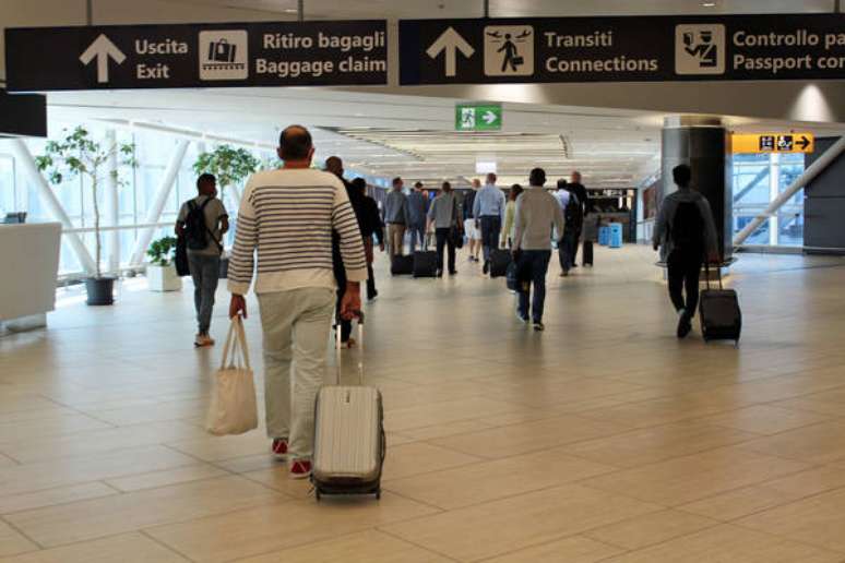 Movimentação no Aeroporto de Fiumicino, arredores de Roma, após reabertura parcial das fronteiras