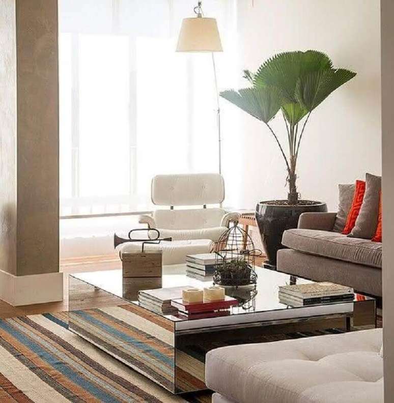 2. Sala de estar decorada com tapete listrado e mesa de centro espelhada – Foto: Architecture Art Designs