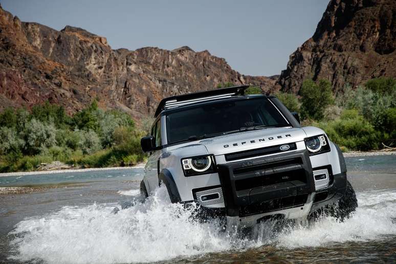 Land Rover Defender tem capacidade de passar por áreas com água de 900 mm.