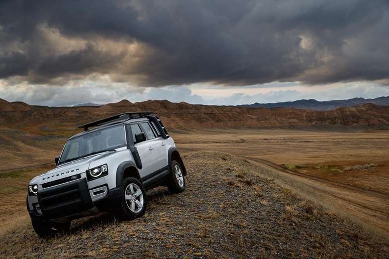 Novo Land Rover Defender 100 começa a ser vendido no Brasil em três versões.