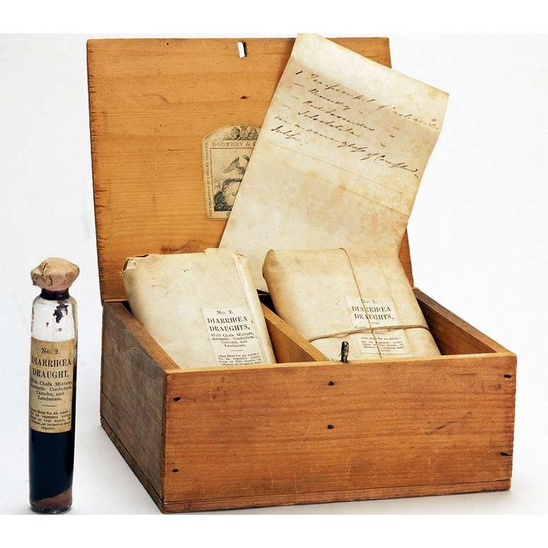 Kit de primeiros socorros para a cólera usado na Inglaterra entre 1849-1900 com medicamentos para o tratamento de doenças gastrointestinais infecciosas: inclui gotas de ópio para aliviar a dor e outras com catechu (extrato de acácia) para reduzir a inflamação no revestimento do intestino, além de instruções para misturar os remédios