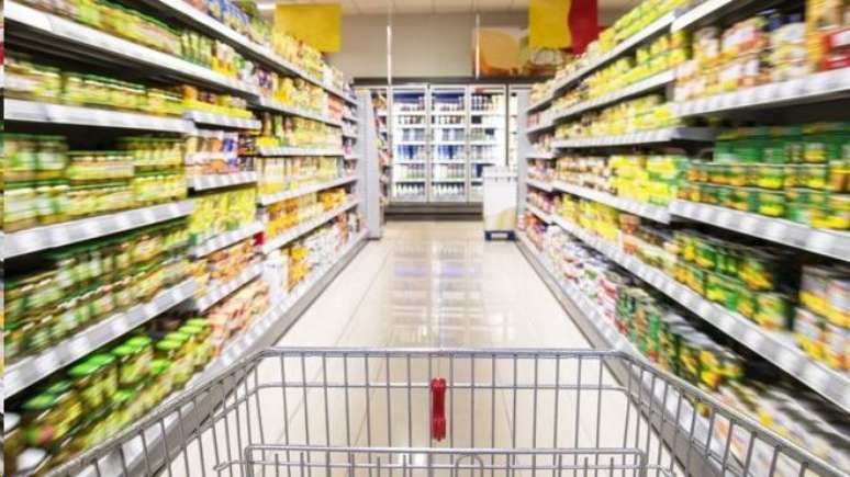 Dados de pesquisa feita em abril mostram que 79% da população brasileira reduziu as idas aos supermercados