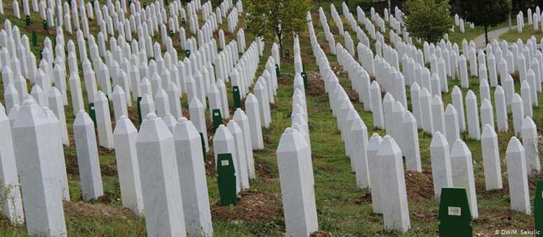 Cemitério memorial de Potocari: quase 7 mil dos mais de 8 mil mortos foram identificados nominalmente e sepultados
