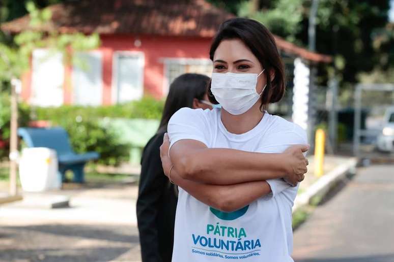 Michelle Bolsonaro testa positivo para covid-19, diz governo