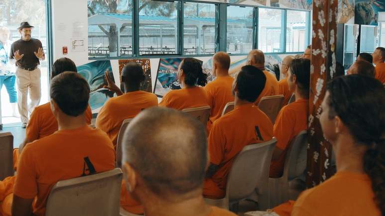 No documentário, Trejo retorna à prisão para dar palestras motivacionais aos presos