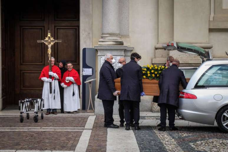 Funeral de vítima do novo coronavírus em Bergamo, norte da Itália, em 7 de março