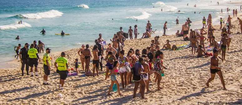 Banhistas têm desrespeitado proibição de aglomeração nas praias do Rio de Janeiro
