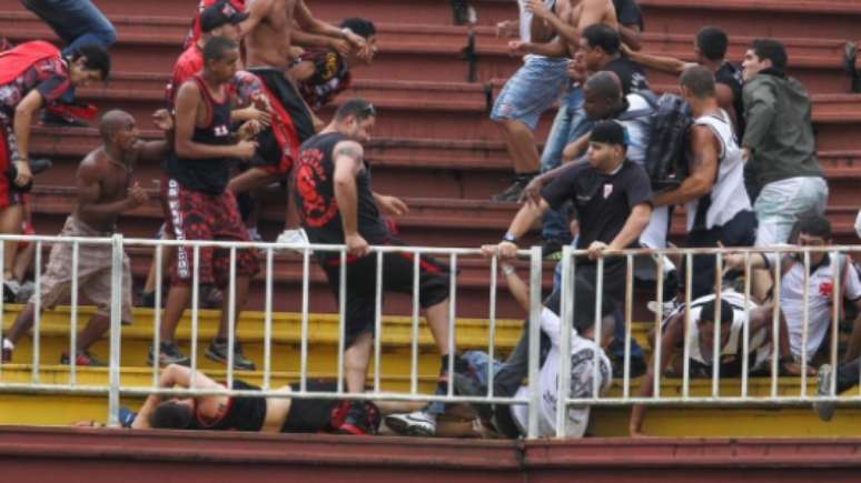 Briga de torcedores de Athletico e Vasco, em 2013 (Foto: Felipe Gabriel)