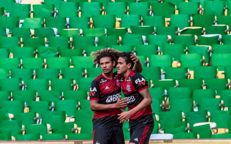 Pedro e Arão celebram o primeiro gol do Flamengo (Foto: Marcelo Cortes / Flamengo)