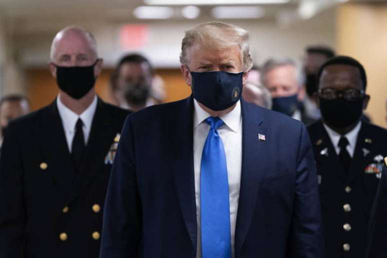 Donald Trump durante visita a hospital militar nos EUA
