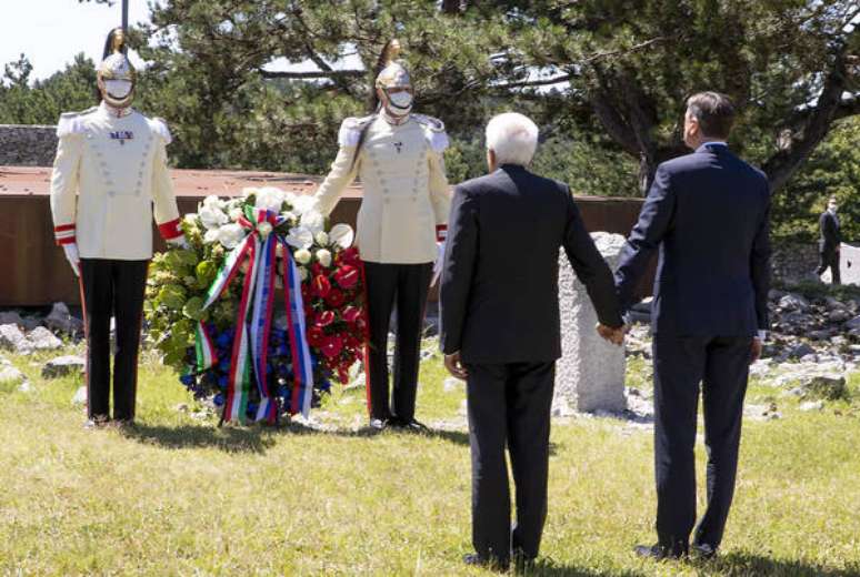 Sergio Mattarella e Borut Pahor em homenagem na foiba de Basovizza