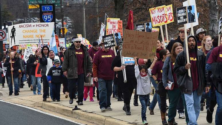 Em 2019, nativos americanos protestaram contra estereótipos indígenas usados por equipes esportivas nos EUA