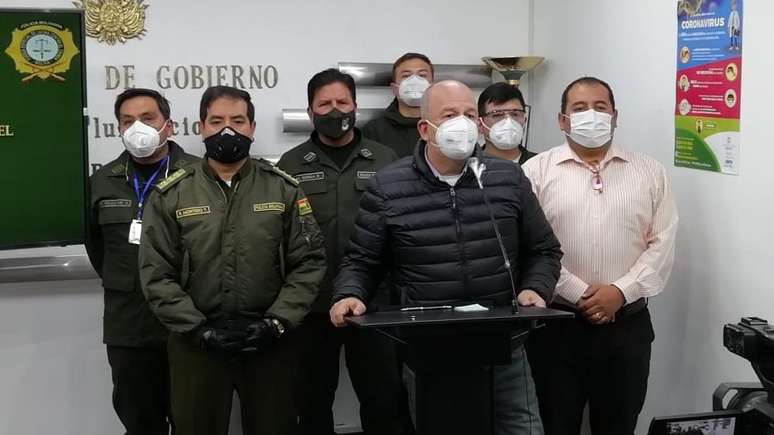 Autoridades de segurança apresentaram suspeito de cometer crime a jornalistas