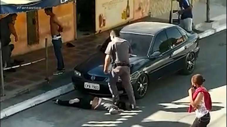 Imagens mostram policial pisando no pescoço da mulher