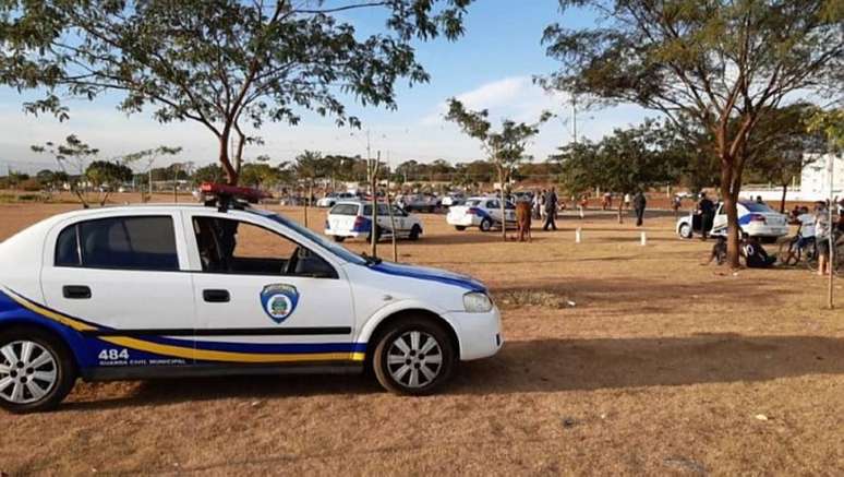 Em Ribeirão Preto, agentes da guarda civil dispersam aglomeração durante partida de futebol em campo de bairro. Com hospitais lotados devido à pandemia, a cidade está na fase vermelha do Plano São Paulo