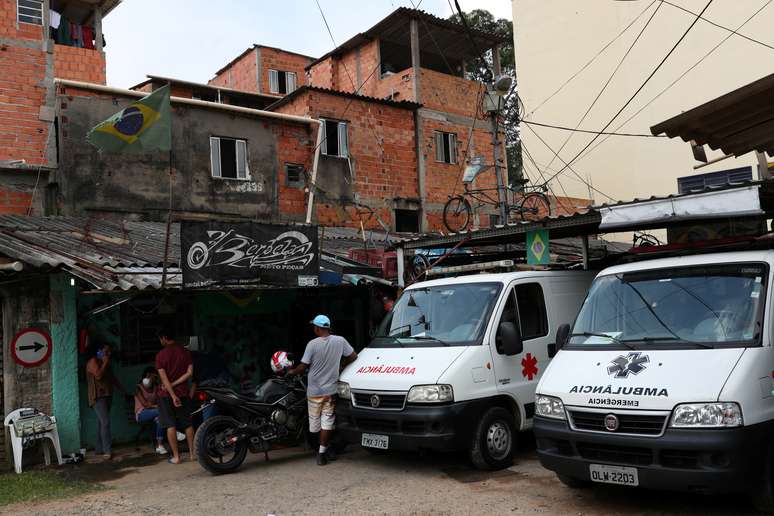 Ambulâncias estacionadas em favela de Paraisópolis, em São Paulo
29/03/2020
REUTERS/Amanda Perobelli