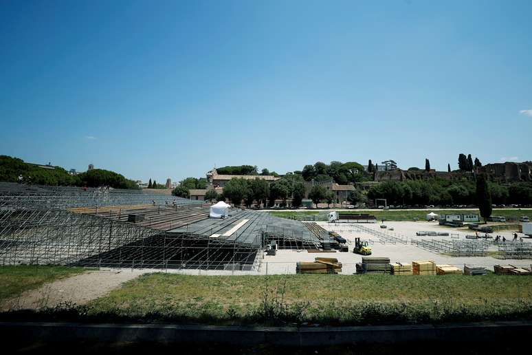 Trabalhadores realizam obras em prepara&ccedil;&atilde;o para apresenta&ccedil;&otilde;es de  &oacute;pera no Circus Maximus, em Roma
25/06/2020
REUTERS/Guglielmo Mangiapane