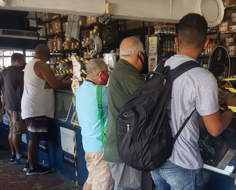 Distanciamento mínimo de 2 metros é desrespeitado em loja de refrigeração, em Cascadura, na zona norte do Rio