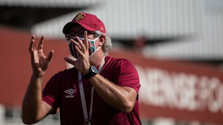 Odair concedeu coletiva no CT Carlos Castilho nesta segunda-feira (Foto: LUCAS MERÇON / FLUMINENSE F.C.)