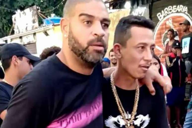 Amigo precisou segurar Adriano que aparentava estar embriagado (Foto: Reprodução)