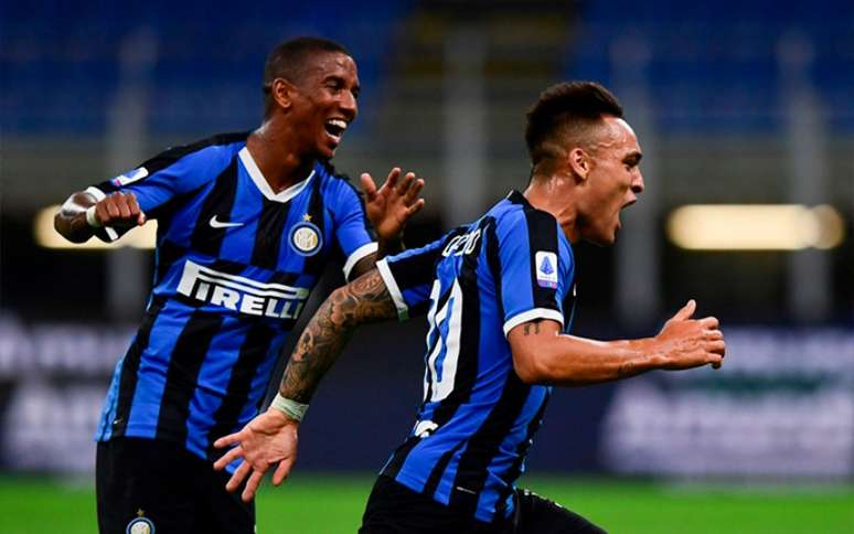 Ashley Young e Lautaro Martínez foram peças chaves na vitória da Inter (Foto: MIGUEL MEDINA / AFP)