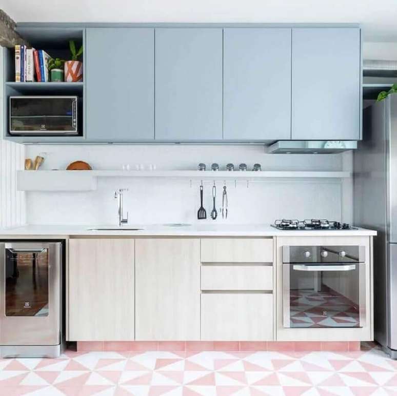7. Nessa cozinha apenas o arm&aacute;rio a&eacute;reo receber a cor azul pastel &ndash; Foto: Est&uacute;dio Minke