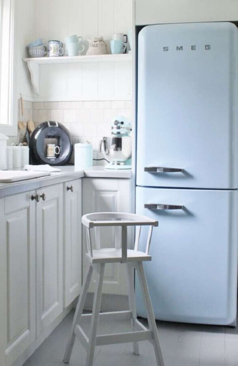 19. Que tal investir em modelos de eletrodom&eacute;sticos na cor azul pastel para decorar a sua cozinha? &ndash; Foto: Tudo Orna