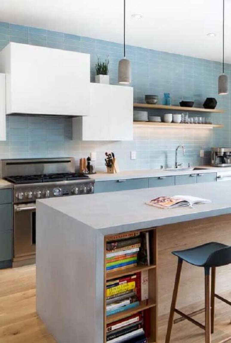 20. Cozinha com ilha de cimento queimado decorada com azulejos azul tom pastel &ndash; Foto: Home Fashion Trend