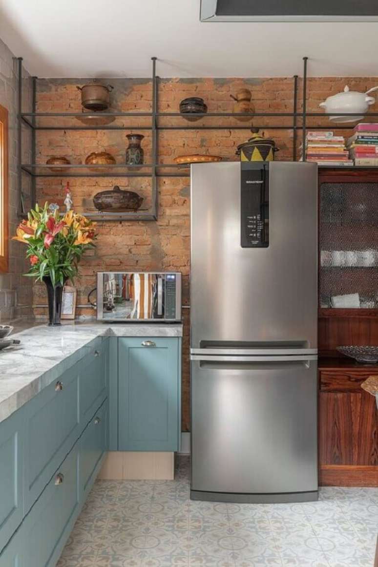 4. Cozinha com estilo industrial decorada com arm&aacute;rio azul pastel e parede de tijolo &agrave; vista &ndash; Foto: Casa de Valentina