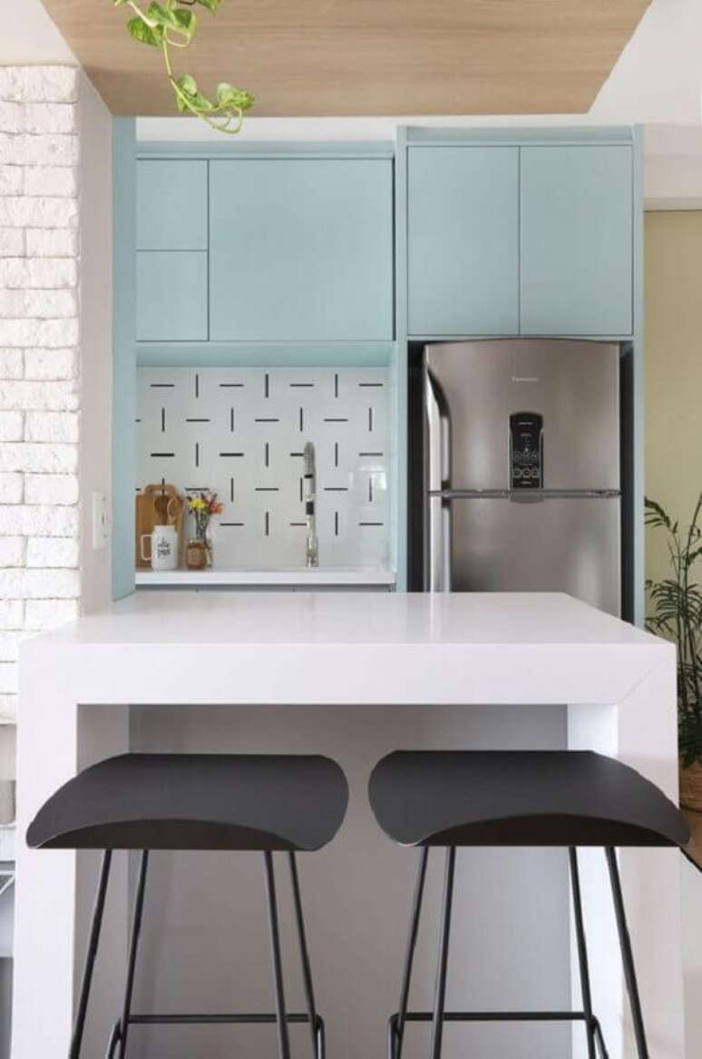 23. Os arm&aacute;rios de cozinha na cor azul pastel tamb&eacute;m podem ter um design mais moderno &ndash; Foto: Revestindo a Casa