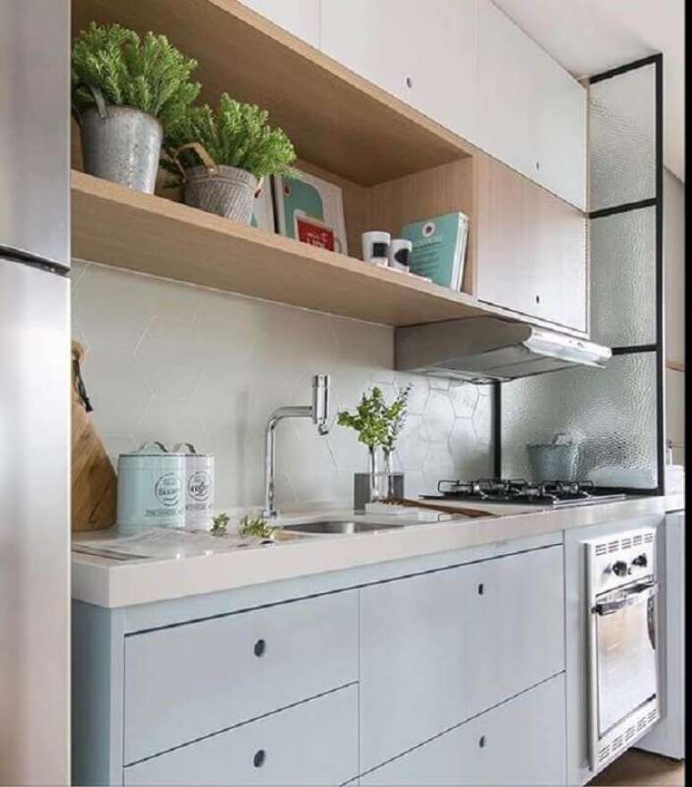 24. A cor azul pastel &eacute; uma &oacute;tima escolha para decora&ccedil;&atilde;o de cozinhas pequenas &ndash; Foto: Pinterest