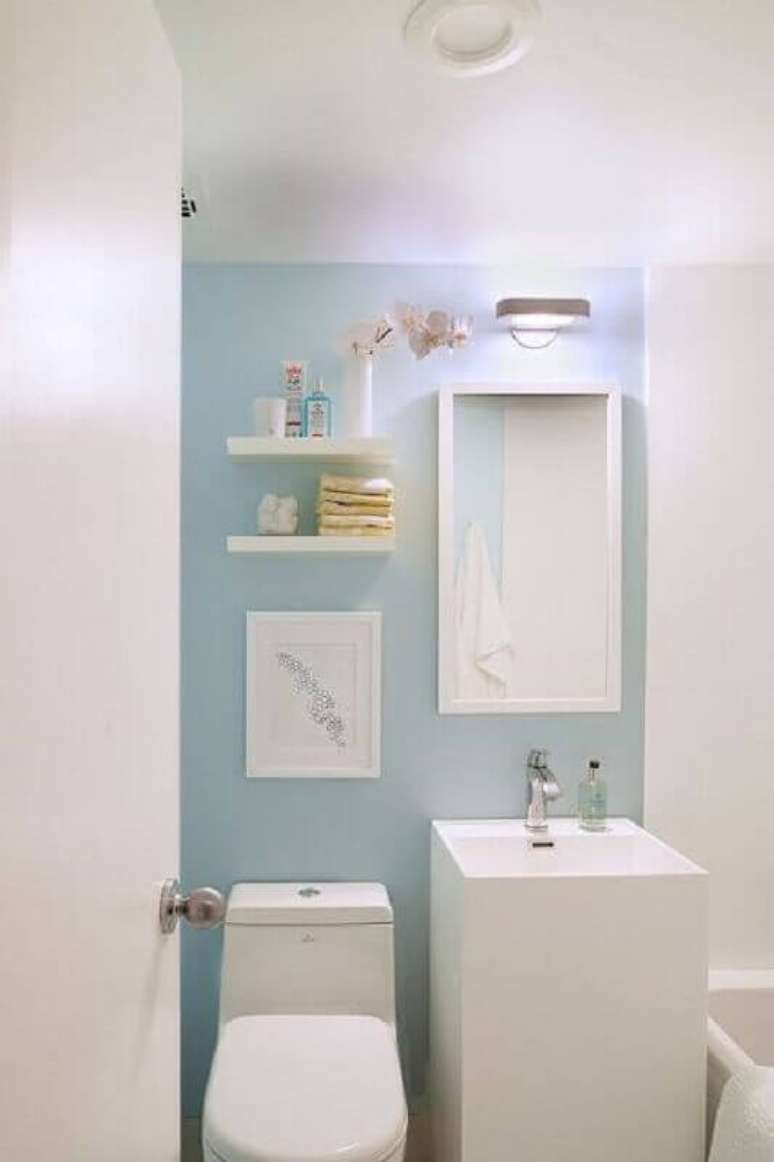 27. Decora&ccedil;&atilde;o clean para banheiro azul pastel e branco &ndash; Foto: Achados de Decora&ccedil;&atilde;o