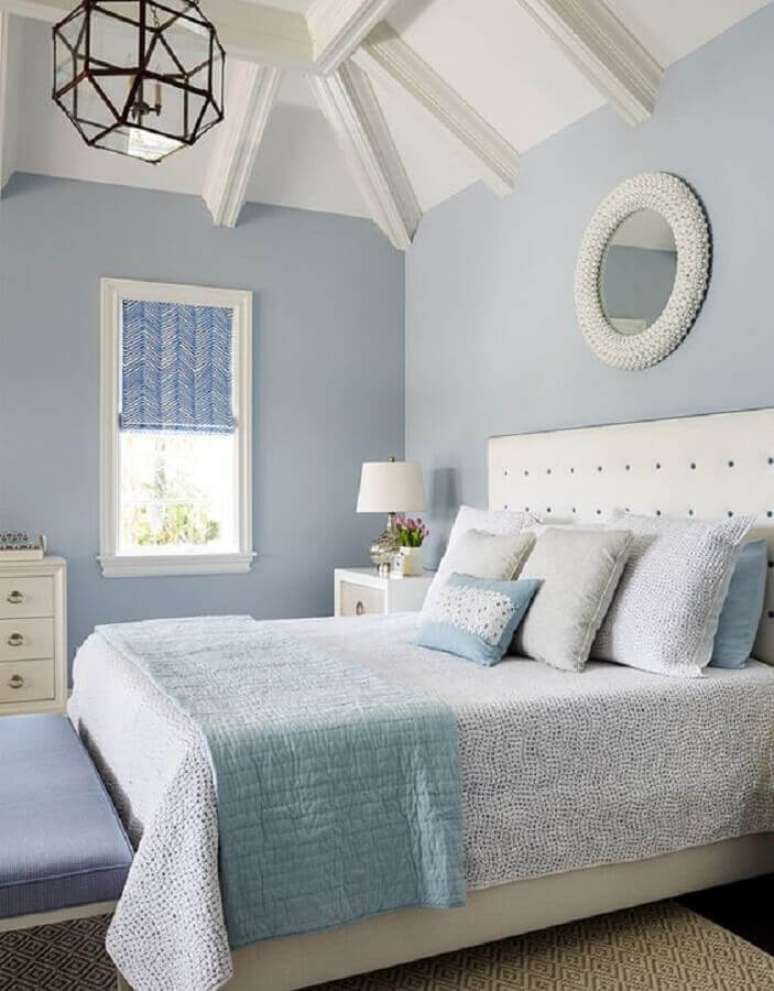 29. Quarto de casal azul pastel e branco com decora&ccedil;&atilde;o cl&aacute;ssica &ndash; Foto: Pinterest