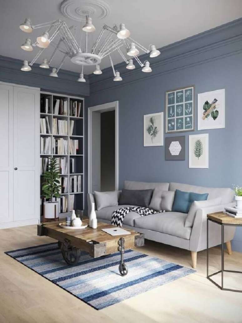 31. Sala de estar decorada com sof&aacute; cinza, lustre moderno e com tinta azul pastel para parede &ndash; Foto: We Love It