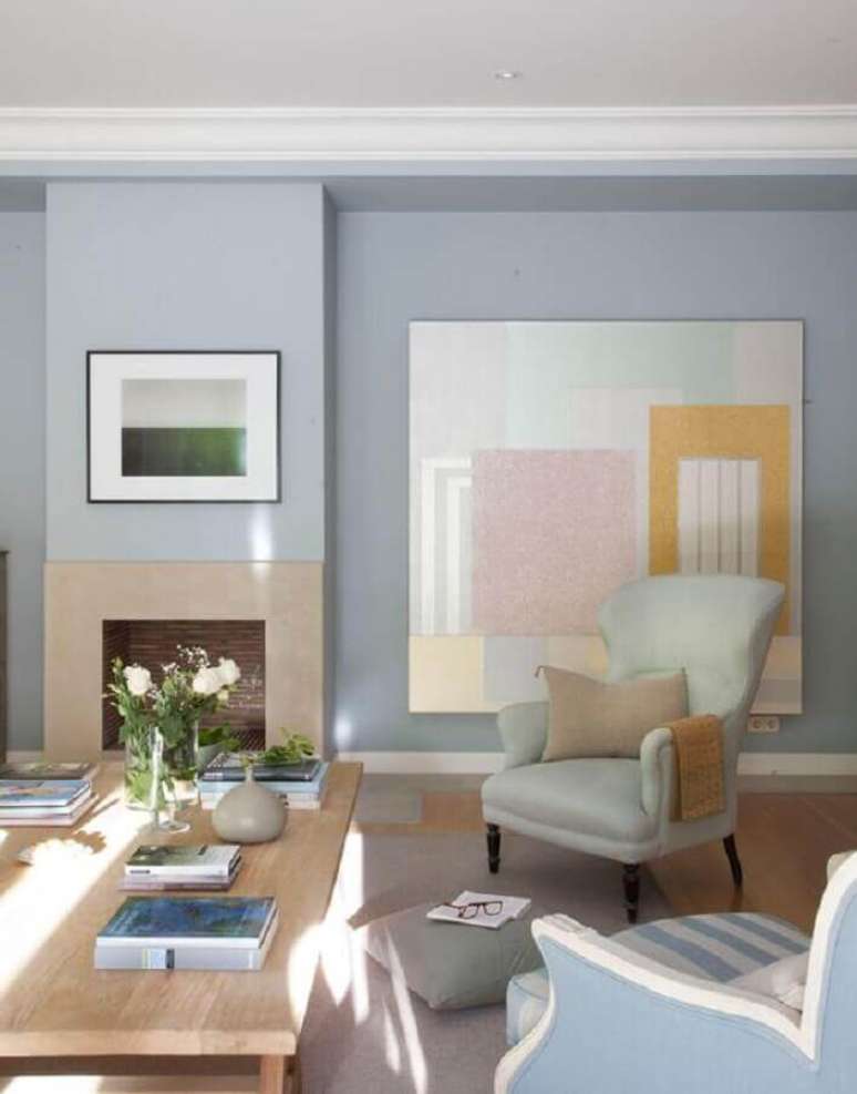 35. Sala ampla decorada com tinta azul pastel e quadro grande geom&eacute;trico colorido &ndash; Foto: Pinterest