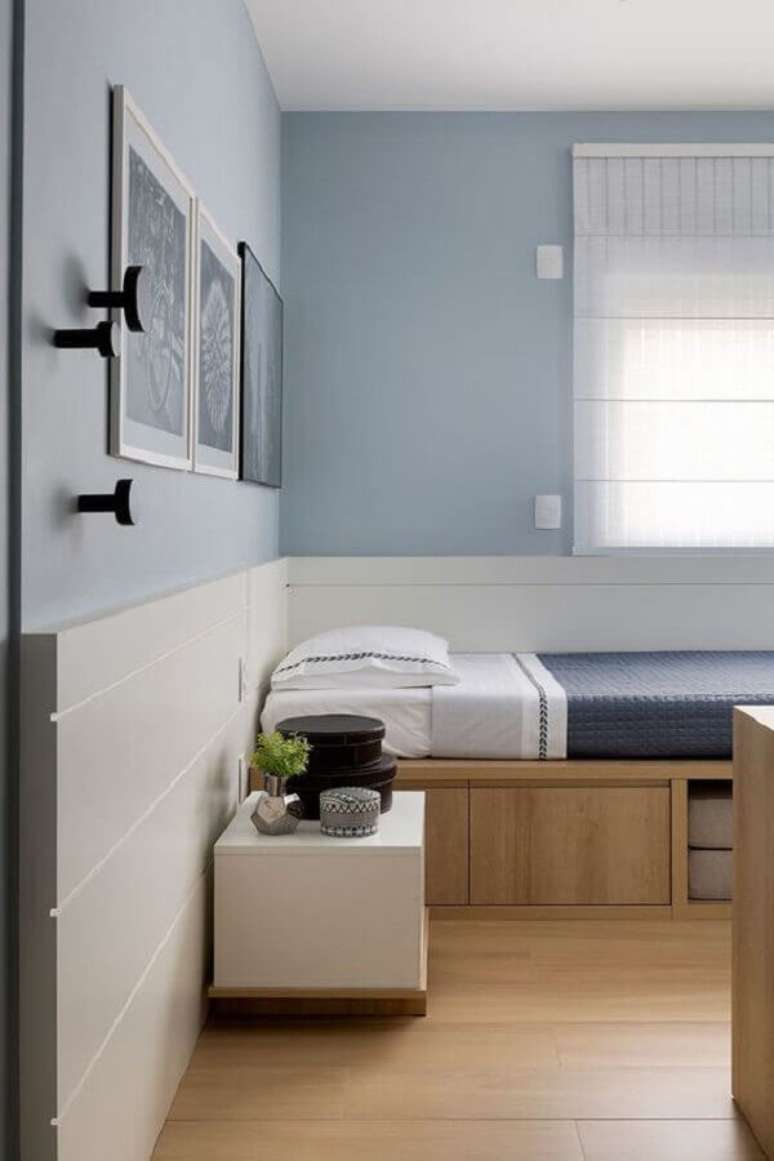 41. Quarto de solteiro moderno decorado em azul tom pastel e branco &ndash; Foto: Casa de Valentina