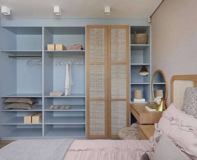 45. Guarda roupa planejado na cor azul pastel para quarto decorado em tons neutros &ndash; Foto: DOMA Arquitetura