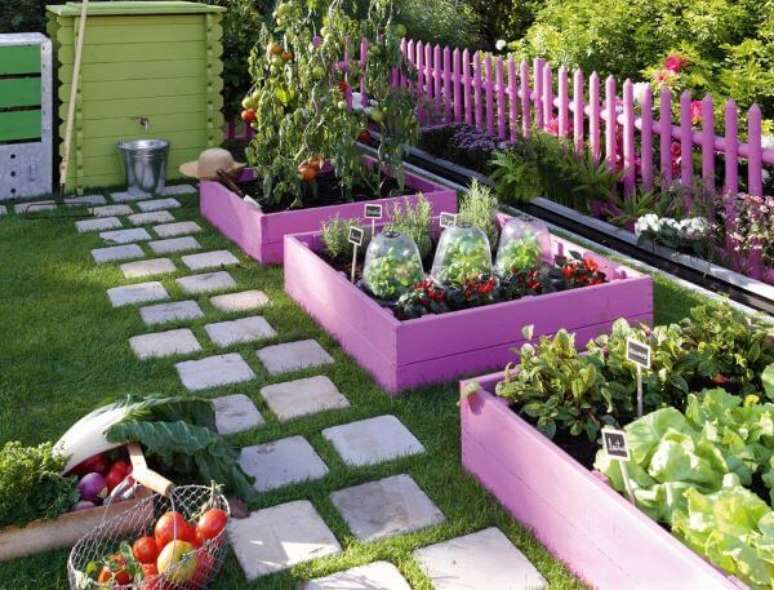 33. Horta no quintal prático pintada de roxo – Via: Pinterest