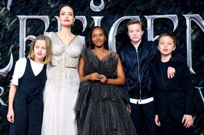 Angelina Jolie com os filhos 