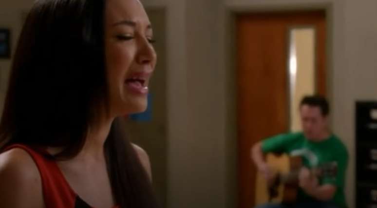 A atriz na cena em que sua personagem Santana canta 'If I Die Young' (Se Eu Morrer Jovem) no episódio em homenagem ao ator morto Corey Monteith