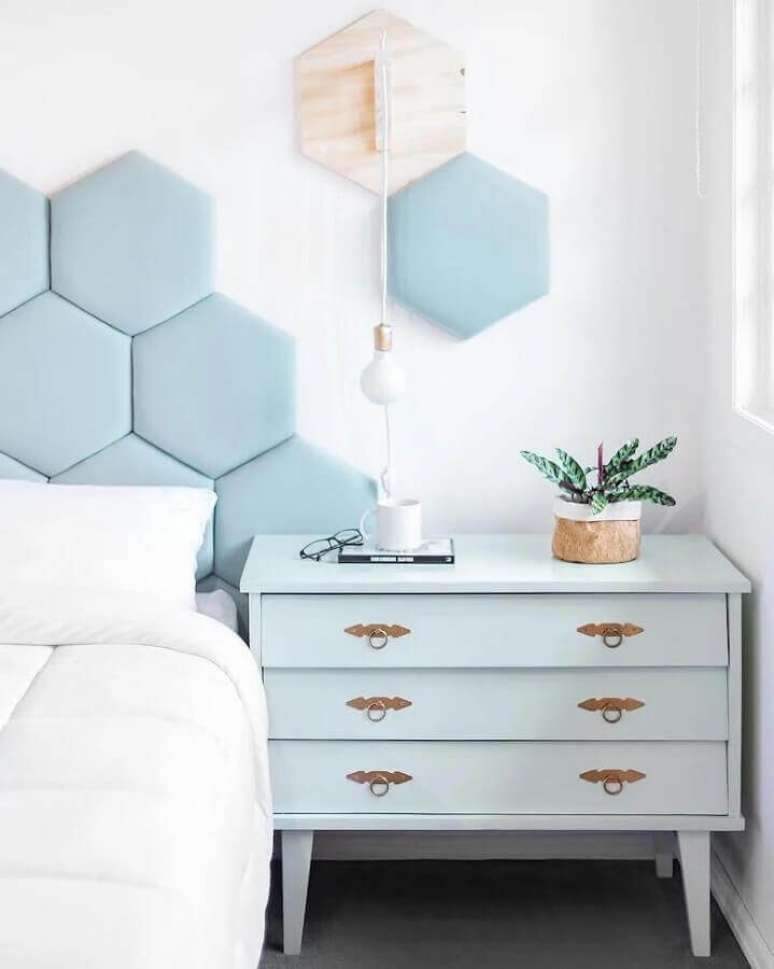 49. Quarto decorado com c&ocirc;moda antiga e cabeceira moderna na cor azul pastel &ndash; Foto: Futurist Architecture