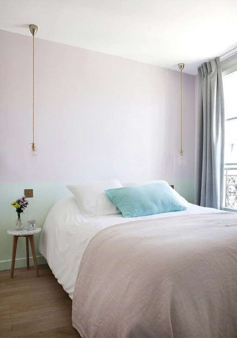 51. Decora&ccedil;&atilde;o para quarto em tons past&eacute;is minimalista com almofada azul pastel &ndash; Foto: Pinterest