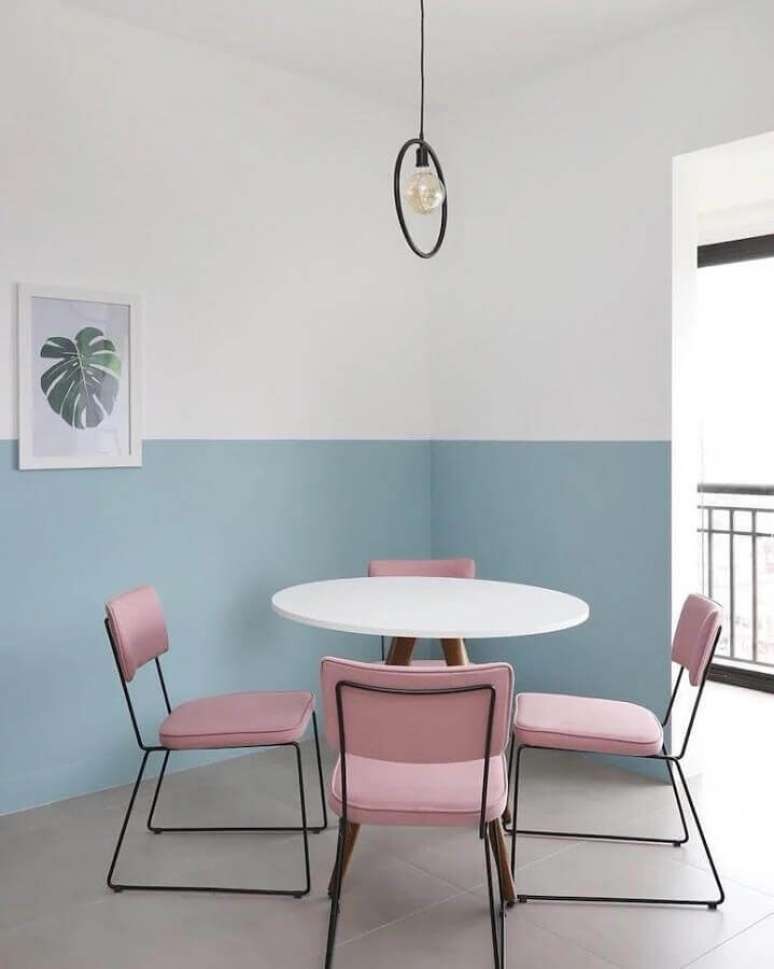 57. Decora&ccedil;&atilde;o para sala de jantar minimalista com tinta azul pastel e cadeiras modernas cor de rosa &ndash; Foto: Quattrino Arquitetura